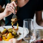 Όσοι τρώνε με αργό ρυθμό και αποφεύγουν να φάνε δύο ώρες προτού κοιμηθούν, χάνουν κιλά πιο εύκολα