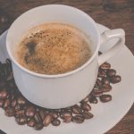 “Φρένο” στον καφέ εκτός σπιτιού βάζει η ακρίβεια, σύμφωνα με έρευνα