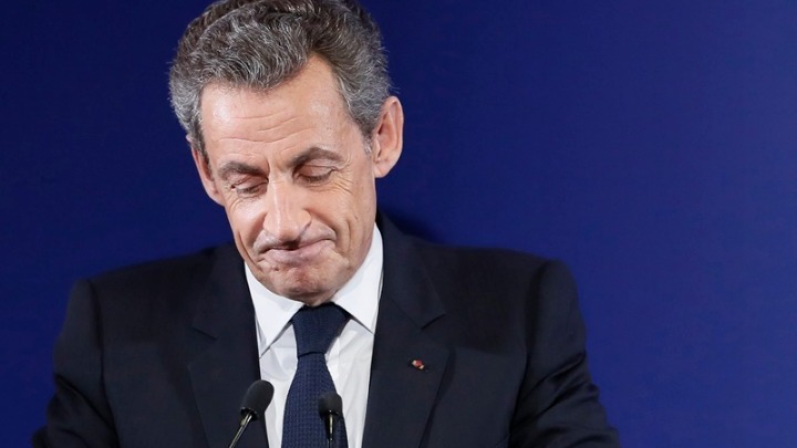 Γαλλία: O Νικολά Σαρκοζί θα παραμείνει, σύμφωνα με νομικούς κύκλους, έγκλειστος στη φυλακή του Παρισιού για τουλάχιστον τρεις εβδομάδες