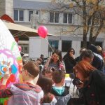 Το μεγαλύτερο πασχαλινό αυγό ύψους 2,10 μέτρων και 150 κιλών έβαψαν στην Πτολεμαΐδα!