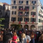 Κέρκυρα: «Βούλιαξε» το νησί από τους χιλιάδες τουρίστες, με τους Έλληνες επισκέπτες να ξεπερνούν φέτος κάθε προηγούμενο