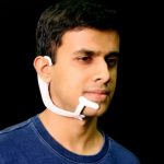 AlterEgo: Η πρώτη συσκευή που “διαβάζει” την εσωτερική φωνή του ανθρώπου (και απαντάει σε ερωτήσεις μέσα στο μυαλό!)