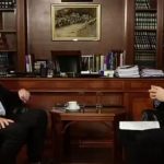 ΕΙΔΗΣΕΙΣ ΣΕ ΒΙΝΤΕΟ: Διαψεύδει… και τον Τόσκα η 25χρονη με τους «δράκους» στου Γκύζη