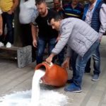 ΕΙΔΗΣΕΙΣ ΣΕ ΒΙΝΤΕΟ: Διαμαρτυρία κτηνοτρόφων στη Λάρισα έριξαν γάλα μπροστά στις αστυνομικές δυνάμεις
