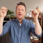 Life: Ο Τζέιμι Όλιβερ αποκάλυψε ότι παρακολουθεί τις κόρες του μέσω app στο κινητό – Τι λέει ειδικός σε θέματα γονέων