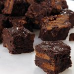 Σοκολατάκια fudge με μπισκότα