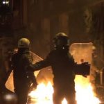 ΕΙΔΗΣΕΙΣ ΣΕ ΒΙΝΤΕΟ: Τα ΜΑΤ συνέλαβαν 11 κουκουλοφόρους στα Εξάρχεια – Ένας εξ αυτών είναι υπάλληλος της Βουλής