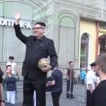 ΕΙΔΗΣΕΙΣ ΣΕ ΒΙΝΤΕΟ: Ο… Κιμ παίζει μπάλα στους δρόμους της Μόσχας