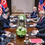 Οι ηγέτες των ΗΠΑ και της Βόρειας Κορέας υπέγραψαν ένα κείμενο