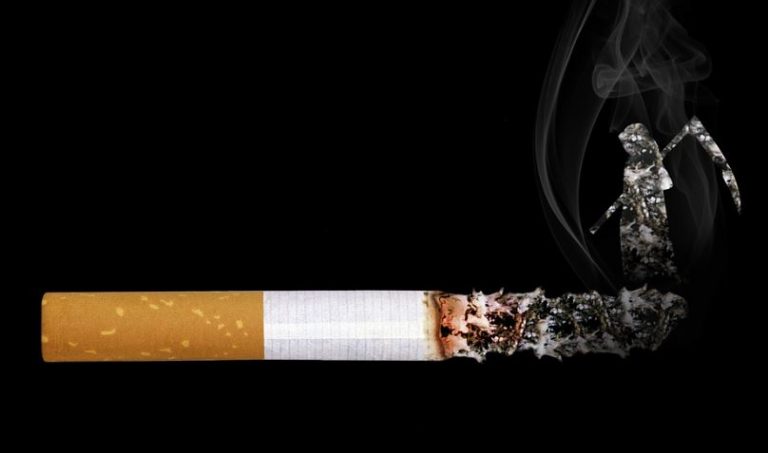 Γαλλία: Τα ποσοστά καπνίσματος κυμαίνονται σε “ολοένα και χαμηλότερα” επίπεδα (έκθεση)
