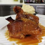 Συνταγή: Χοιρινό κότσι με μπύρα και μουστάρδα – από τον chef Βαγγέλη Δρίσκα – βίντεο Χοιρινό κότσι με μπύρα και μουστάρδα