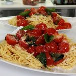 Σπαγγέτι με ντοματίνια και βασιλικό