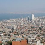 Μυτιλήνη: Εκδήλωση συμπαράστασης Τούρκων της Σμύρνης για τους πληγέντες των πυρκαγιών, έξω από το κτίριο του Γενικού Προξενείο της Ελλάδας