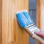 Τα χρώματα, τα βερνίκια και τα διαλυτικά συνδέονται με αυξημένο κίνδυνο για πολλαπλή σκλήρυνση, ιδίως στους καπνιστές με γενετική προδιάθεση