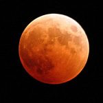 Το “ματωμένο φεγγάρι”, τώρα σε εξέλιξη η μεγαλύτερη σεληνιακή έκλειψη του 21ου αιώνα