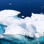 Γροιλανδία: Παγόβουνο στο μέγεθος λόφου απειλεί μικρό χωριό, προκαλώντας ανησυχίες για τσουνάμι