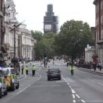 ΕΙΔΗΣΕΙΣ ΣΕ ΒΙΝΤΕΟ: Αυτοκίνητο έπεσε στα οδοφράγματα, στο κοινοβούλιο του Λονδίνου