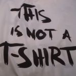 Ένα μακό μπλουζάκι δίνει δουλειά σε πρόσφυγες!