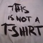 ΕΙΔΗΣΕΙΣ ΣΕ ΒΙΝΤΕΟ: Ενα μακό μπλουζάκι δίνει δουλειά σε πρόσφυγες!