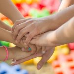 Οι πραγματικοί φίλοι συνεχώς λιγοστεύουν, ενώ με 200 ώρες συναναστροφής μπορεί να «χτιστεί» μια στενή φιλία, λένε οι επιστήμονες