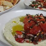 Χούμους με μεσογειακή σαλάτα