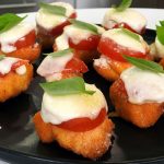 Τραγανές μπουκιές κοτόπουλου με μοτσαρέλα, παρμεζάνα και ντομάτα