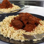 Συνταγή: Γιουβέτσι με σουτζουκάκια και λιαστές ντομάτες – από τον chef Βαγγέλη Δρίσκα – βίντεο Γιουβέτσι με σουτζουκάκια και λιαστές ντομάτες