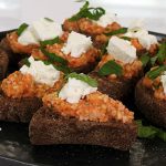 Συνταγή: – Μπρουσκέτες με πέστο ντομάτας και φέτα από τον chef Βαγγέλη Δρίσκα – βίντεο Μπρουσκέτες με πέστο ντομάτας και φέτα