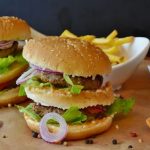 Το «τζανκ φουντ» αυξάνει τον κίνδυνο κατάθλιψης, ενώ η μεσογειακή διατροφή τον μειώνει, σύμφωνα με νέα διεθνή μελέτη