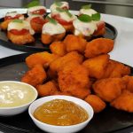 Τραγανές μπουκιές κοτόπουλου με σάλτσα καίσαρα