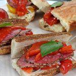 Γεμιστό σκορδόψωμο με σαλάμι και ψητές πιπεριές