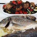 Ψάρι με αρωματική σάλτσα και μεσογειακή σαλάτα