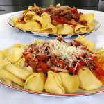 Κοχύλια με λουκάνικα και πιπεριές