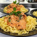 Κοτόπουλο από την Τοσκάνη με κρέμα και λιαστές ντομάτες