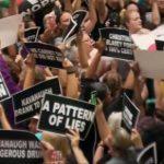 ΕΙΔΗΣΕΙΣ ΣΕ ΒΙΝΤΕΟ: Χειροπέδες σε Έμιλι Ραταϊκόφσκι και Έιμι Σούμερ σε διαδήλωση κατά Κάβανο