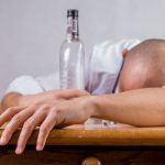 Βρετανία: Αύξηση ρεκόρ στους θανάτους λόγω αλκοόλ κατά τη διάρκεια της πανδημίας της Covid-19