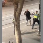 Αυστραλία: Ένας άνθρωπος σκοτώθηκε και άλλοι δύο τραυματίστηκαν από την επίθεση ενός άνδρα με μαχαίρι στο κέντρο της Μελβούρνης, σύμφωνα με την αστυνομία