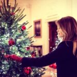 ΕΙΔΗΣΕΙΣ ΣΕ ΒΙΝΤΕΟ: Χριστούγεννα στον Λευκό Οίκο – Η Μελάνια αποκάλυψε τον εντυπωσιακό στολισμό