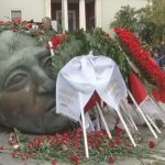 ΕΙΔΗΣΕΙΣ ΣΕ ΒΙΝΤΕΟ: Μικροί και μεγάλοι αφήνουν κόκκινα γαρύφαλλα στο Πολυτεχνείο