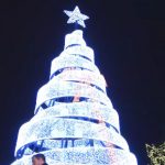 ΕΙΔΗΣΕΙΣ ΣΕ ΒΙΝΤΕΟ: Άναψε το χριστουγεννιάτικο δέντρο της Αθήνας στην πλατεία Συντάγματος