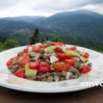 Yπερσαλάτα με φακές και πολύχρωμα λαχανικά