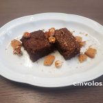 Μπισκοτένιο κέικ σοκολάτας με φουντούκια - Ένα κέικ πειρασμός...