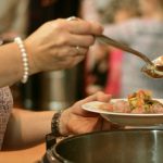 Σχεδόν ο μισός πληθυσμός παγκοσμίως τρώει είτε πάρα πολύ είτε πολύ λίγο, σύμφωνα με έκθεση