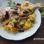 Ψάρια φουρνιστά με πατάτες και αρωματικά