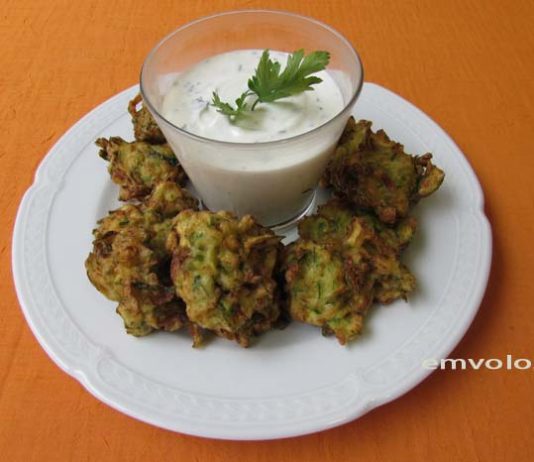 Κολοκυθοκεφτέδες με φέτα και sauce γιαουρτιού
