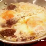 Σαγανάκι με αυγά και σουτζούκι