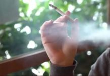 Από τις ελάχιστες χώρες η Ελλάδα όπου αυξάνεται το κάπνισμα και το άτμισμα στους εφήβους