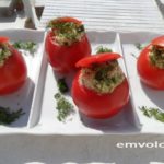 Γεμιστές ντομάτες με τόνο και αρωματικά – Η αυθεντική συνταγή από τις Μπαχάμες
