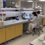 Covid-19: Μια παρελθούσα μόλυνση προστατεύει εξίσου καλά με ένα εμβόλιο, έδειξε μία από τις μεγαλύτερες έρευνες για το θέμα αυτό