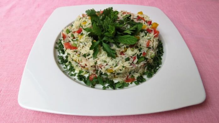 Ριζοσαλάτα με φρέσκα λαχανικά - Μια χορταστική καλοκαιρινή σαλάτα που γίνεται σε χρόνο dt.